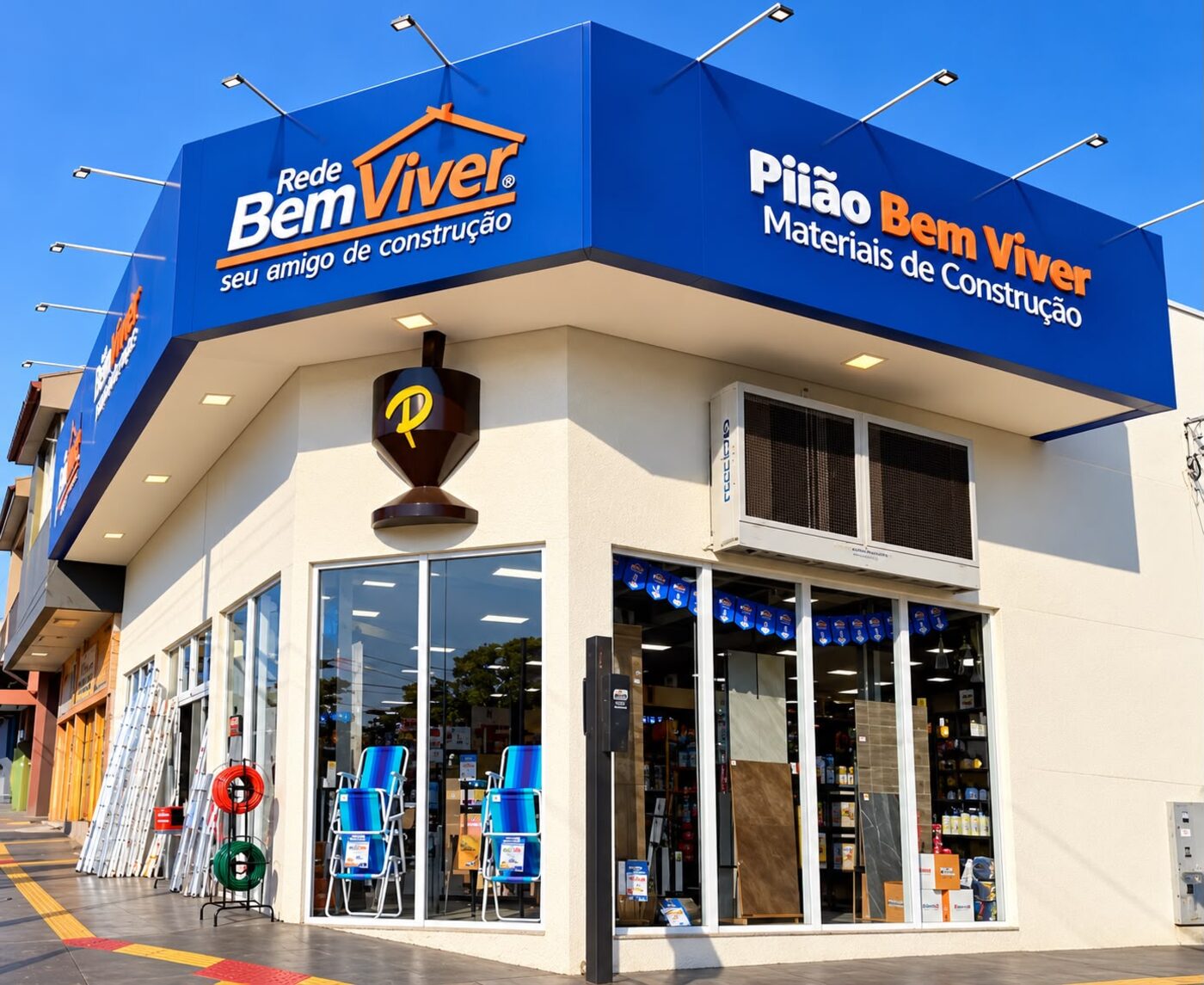 Fachada do Pilão Bem Viver, na esquina, com o letreiro azul da Rede Bem Viver e a vitrine de vidro
